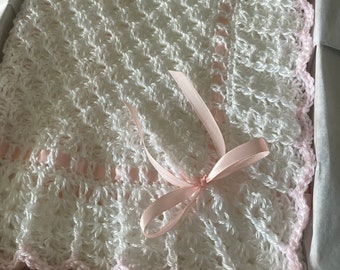 Couverture pour bébé au crochet | Couverture pour bébé faite main | Couverture blanche pour bébé | Crochet afghan pour bébé | Couverture pour bébé en dentelle | Couverture en tricot pour bébé