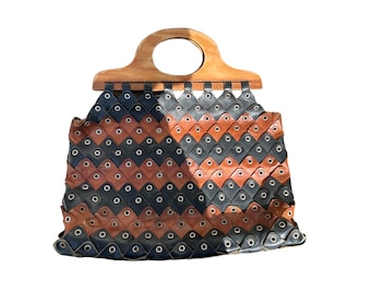 Retro leren tas met patch en ring uit de jaren 70