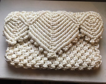 Bolso clutch retro cream y oro macrame