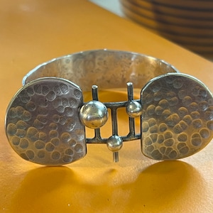 Bracelet manchette moderniste en plaqué argent