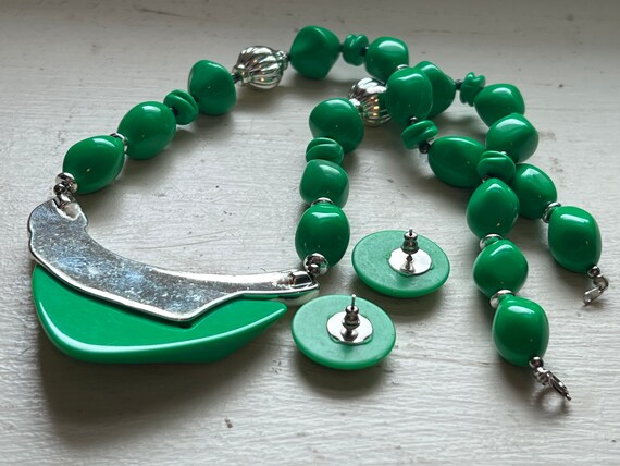 Retro Vibrant Green Necklace And Earring Set - image 6
