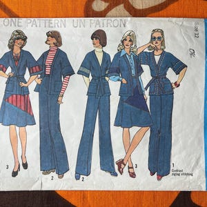 Peut inclure: Une pochette de patron de couture Simplicity 7271 taille 12, illustrant cinq tenues avec vestes, jupes et pantalons dans des tons bleus. La couverture porte le texte ONE PATTERN UN PATRON, 7271, Simplicity et $1.50.