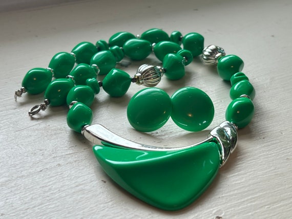 Retro Vibrant Green Necklace And Earring Set - image 3