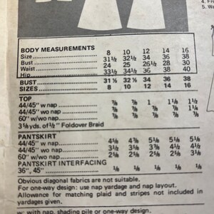 Puede incluir: Un gr&aacute;fico de patrones de costura con instrucciones para hacer una blusa y una falda pantal&oacute;n. El gr&aacute;fico incluye medidas para diferentes tallas, el metraje de la tela y la informaci&oacute;n sobre la siesta. El gr&aacute;fico tambi&eacute;n incluye una medida de trenza abatible.
