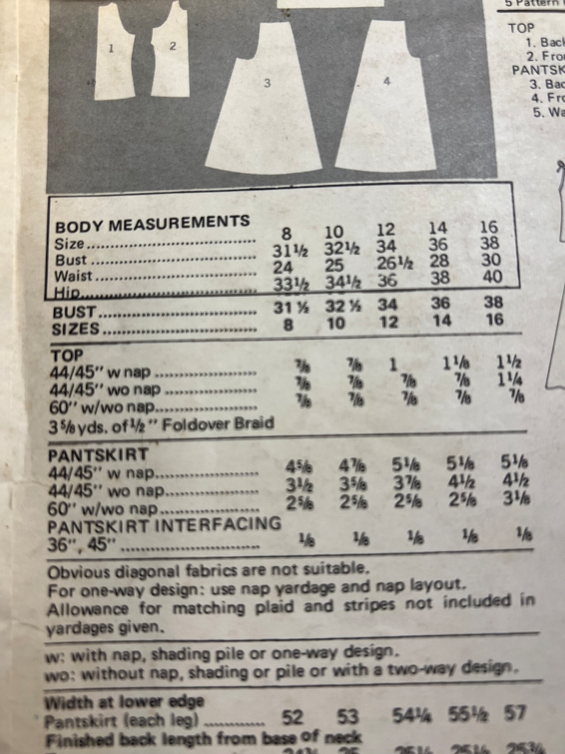Puede incluir: Un gr&aacute;fico de patrones de costura con instrucciones para hacer una blusa y una falda pantal&oacute;n. El gr&aacute;fico incluye medidas para diferentes tallas, el metraje de la tela y la informaci&oacute;n sobre la siesta. El gr&aacute;fico tambi&eacute;n incluye una medida de trenza abatible.