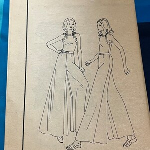 Puede incluir: Un patr&oacute;n de costura vintage para pantalones anchos con un top halter. El patr&oacute;n es de Butterick y el n&uacute;mero de patr&oacute;n es 6889.