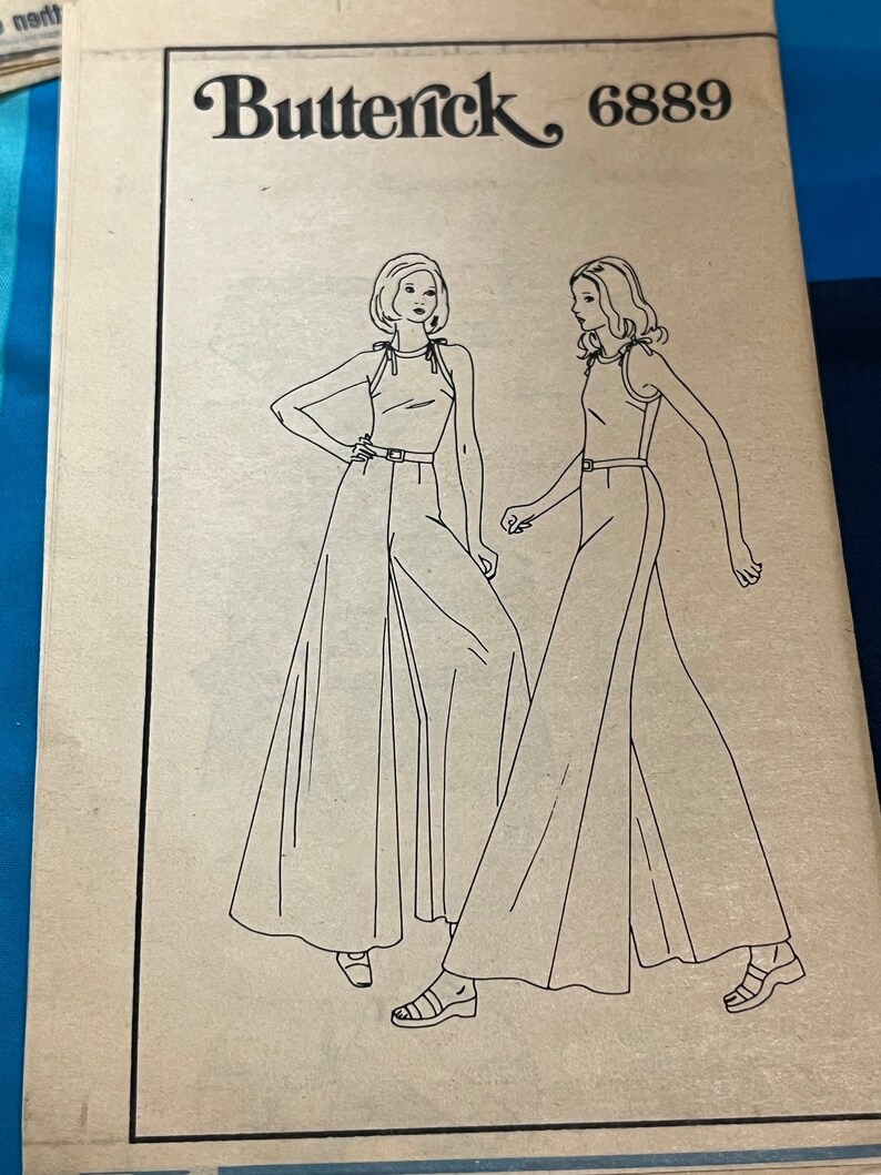 Puede incluir: Un patr&oacute;n de costura vintage para pantalones anchos con un top halter. El patr&oacute;n es de Butterick y el n&uacute;mero de patr&oacute;n es 6889.