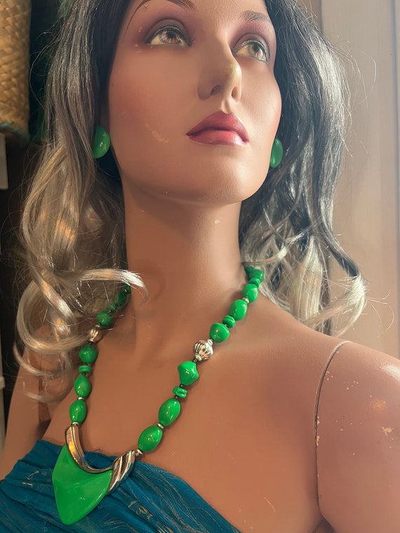 Retro Vibrant Green Necklace And Earring Set - image 1