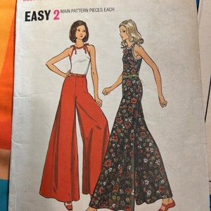 Puede incluir: Un patr&oacute;n de costura vintage para un pantal&oacute;n de piernas anchas. El patr&oacute;n es para las tallas 12 y 34 de busto. El patr&oacute;n se llama "Butterick" y el n&uacute;mero es 6889. El precio es de $ 1,00. El patr&oacute;n muestra a dos mujeres usando el pantal&oacute;n, una en color rojo s&oacute;lido y la otra con estampado floral.