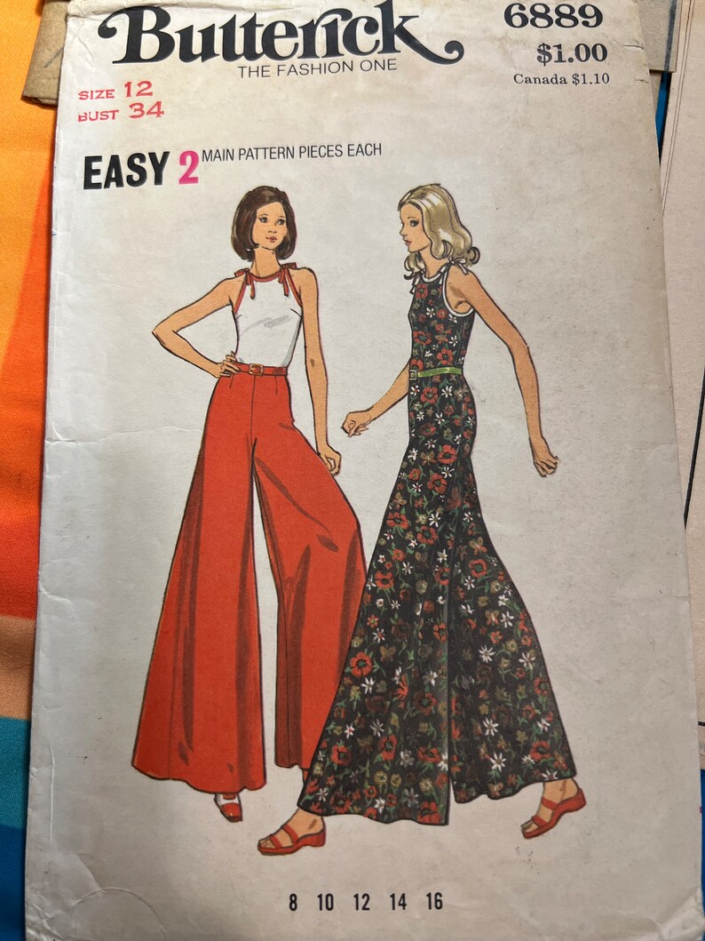 Puede incluir: Un patr&oacute;n de costura vintage para un pantal&oacute;n de piernas anchas. El patr&oacute;n es para las tallas 12 y 34 de busto. El patr&oacute;n se llama "Butterick" y el n&uacute;mero es 6889. El precio es de $ 1,00. El patr&oacute;n muestra a dos mujeres usando el pantal&oacute;n, una en color rojo s&oacute;lido y la otra con estampado floral.