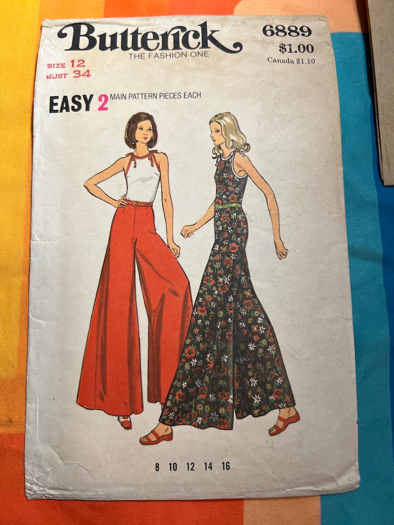 Puede incluir: Patr&oacute;n de costura vintage para un pantal&oacute;n de piernas anchas. El patr&oacute;n es para las tallas 12-16 y tiene una medida de busto de 86 cm. El patr&oacute;n se llama "Butterick" y el n&uacute;mero es 6889. El patr&oacute;n es para un proyecto f&aacute;cil y solo requiere dos piezas principales del patr&oacute;n.