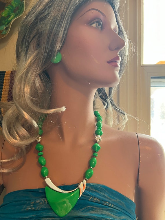 Retro Vibrant Green Necklace And Earring Set - image 10