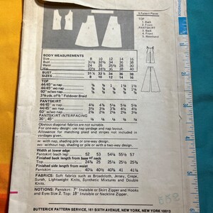 Puede incluir: Un patr&oacute;n de costura para un pantal&oacute;n de vestir de piernas anchas con un detalle de trenza doblada. El patr&oacute;n es para la talla 12 e incluye instrucciones para cortar y coser la prenda. El patr&oacute;n es del cat&aacute;logo Butterick Home.