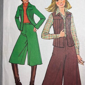 Könnte beinhalten: Ein Vintage-Schnittmuster für ein zweiteiliges Outfit mit Weste und Culottes. Das Schnittmuster beinhaltet eine Jacke mit Kragen und Knopfleiste sowie ein kariertes Hemd. Das Model trägt braune Culottes und eine braune Weste mit einem karierten Hemd darunter. Das Schnittmuster ist für eine Damen-Größe.