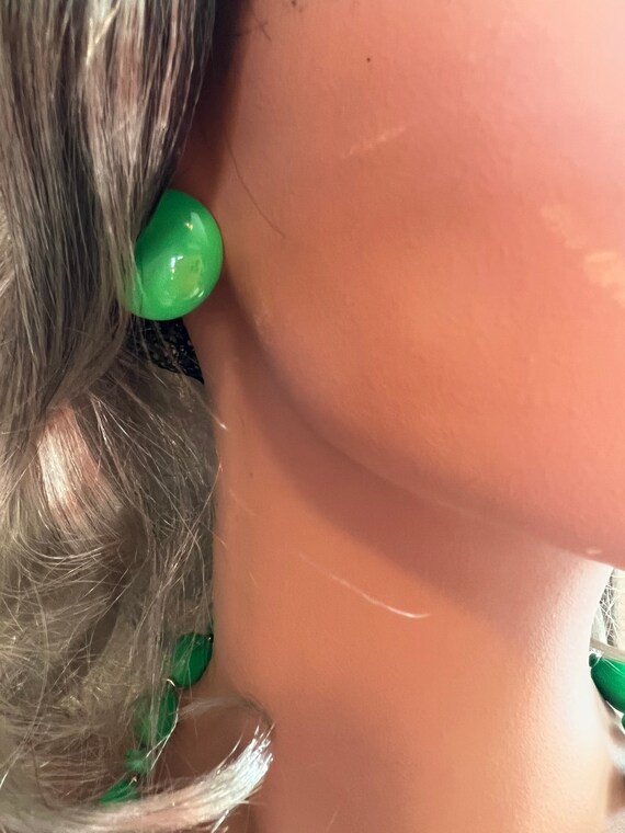 Retro Vibrant Green Necklace And Earring Set - image 9