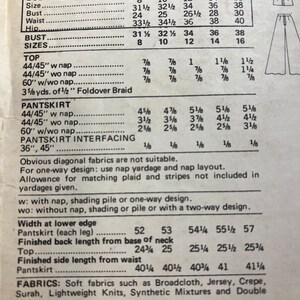 Puede incluir: Instrucciones de costura para una falda pantal&oacute;n y una blusa. El patr&oacute;n incluye medidas para las tallas 8 a 16, recomendaciones de telas y las nociones necesarias para la construcci&oacute;n. El patr&oacute;n es para una falda pantal&oacute;n con una trenza de pliegue y una blusa con una cremallera en el escote.