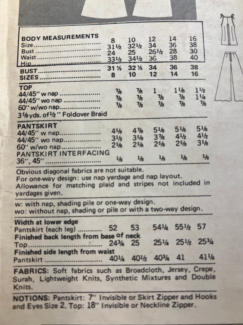Puede incluir: Instrucciones de costura para una falda pantal&oacute;n y una blusa. El patr&oacute;n incluye medidas para las tallas 8 a 16, recomendaciones de telas y las nociones necesarias para la construcci&oacute;n. El patr&oacute;n es para una falda pantal&oacute;n con una trenza de pliegue y una blusa con una cremallera en el escote.