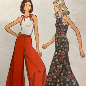 Puede incluir: Un patr&oacute;n de costura vintage para dos estilos diferentes de pantalones. El patr&oacute;n es para la talla 2 e incluye instrucciones para hacer un pantal&oacute;n de pierna ancha con una blusa blanca y un pantal&oacute;n de estampado floral.