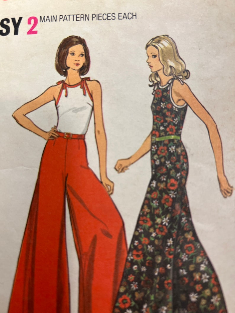 Puede incluir: Un patr&oacute;n de costura vintage para dos estilos diferentes de pantalones. El patr&oacute;n es para la talla 2 e incluye instrucciones para hacer un pantal&oacute;n de pierna ancha con una blusa blanca y un pantal&oacute;n de estampado floral.