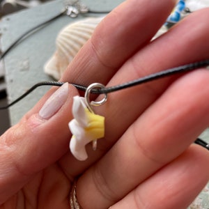 Hawaiian Flower Necklace - Clay Plumeria Necklace - Surfer girl Jewelry - Beach Lover Gifts afbeelding 4