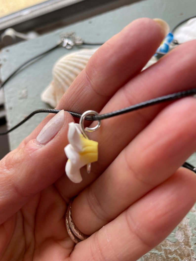 Hawaiian Flower Necklace - Clay Plumeria Necklace - Surfer girl Jewelry - Beach Lover Gifts afbeelding 4