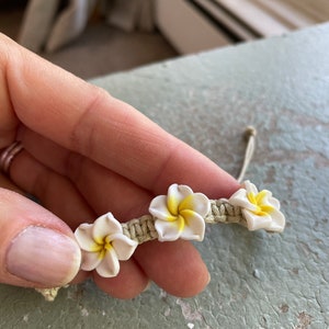 Hawaiian flower bracelets macrame hemp plumeria bracelet tropical beach jewelry adjustable white/yellow
