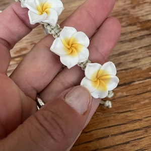 Hawaiianische Plumeria Blumen Armkettchen bunt Makramee Hanf Plumeria Armband tropical beach Schmuck verstellbar