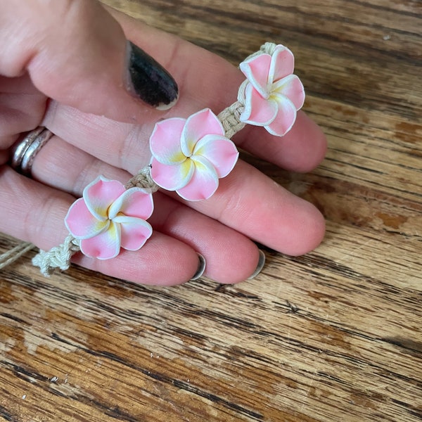 Hawaiian plumeria flower bracelets colorful macrame hemp plumeria bracelet tropical beach jewelry adjustable