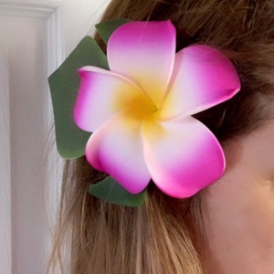 Gran pinza para el cabello con flor hawaiana de plumeria artificial de espuma de frangipani de 9 cm y 3,5 pulgadas para bodas en destinos tropicales de playa y luau