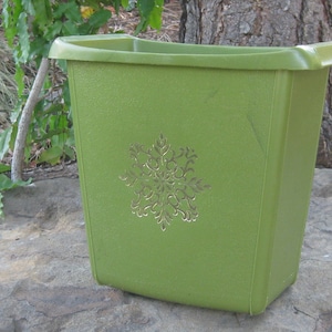 Retro 1970s Textured Avocado Green Plastic Waste Basket Trash Garbage Can