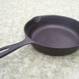 Vintage Unmarked WAGNER #5 Cast Iron Skillet 8&quot; Smooth Bottom Fry Pan  c. 1960s