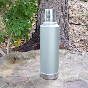 Vintage STANLEY Hammerstone Green 2 Quart Vacuum Bottle w/ Stopper & Cup  1/2 Gallon Thermos  No. A-945B