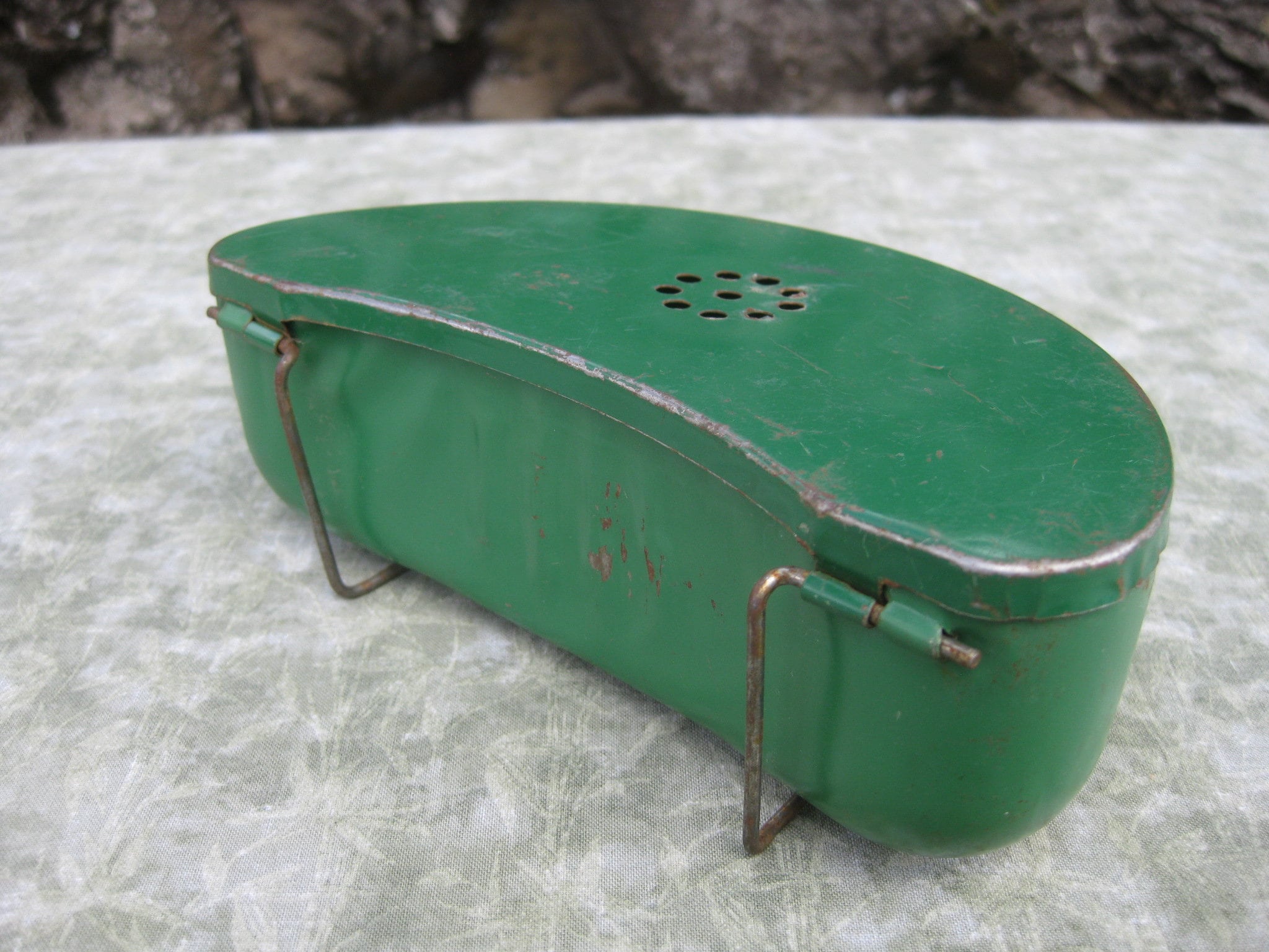 Vintage Green Metal Fishing Bait Box Kidney Shaped Worm Can W/ Belt Rings -   Canada