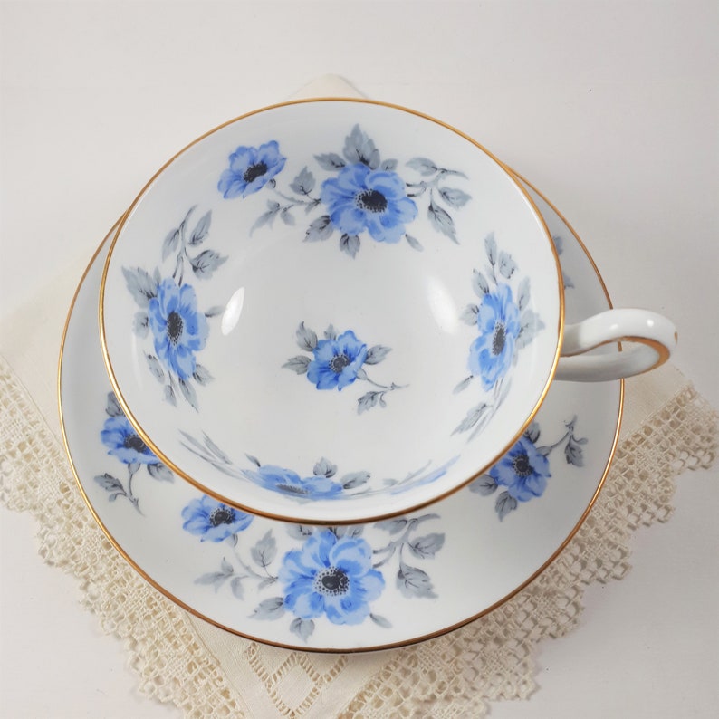 Royal Chelsea Wide Mouth Pedestal Blue Flowers Tea Cup /& Saucer Set