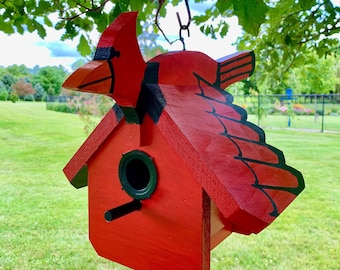Cardinal Birdhouse: Wren/Chickadee Home