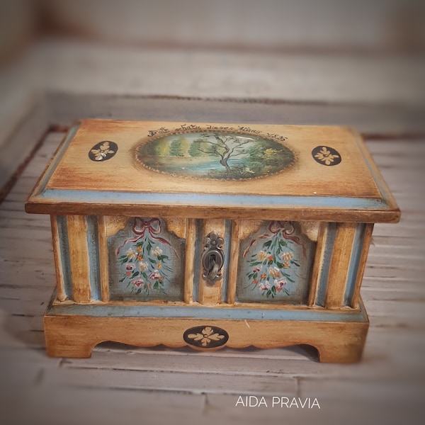 Trunk. Hand Painted furnitures.