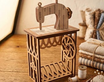 Nähmaschine Miniatur mit Beweglichen Teilen in 1:6 und 1:12. Es handelt sich um Schnittmuster zum Selbermachen. Deluxe Miniaturen, SVG-Dateien, PDF-Dateien.