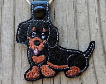 Porte-clés teckel, cadeau pour chien Weiner, accessoire pour chien, charme pour chien, amoureux des chiens, amoureux des animaux, cadeaux pour les co-travailleurs, chien noir, doxie, chien saucisse