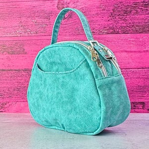 Puede incluir: Un juego de tres tazas de cerámica con un acabado mate moteado. Las tazas son de color crema, marrón claro y marrón oscuro. Cada taza tiene un diseño simple y minimalista y un asa redondeada.