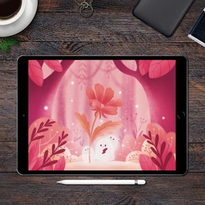 Puede incluir: Una tableta digital muestra una ilustraci&oacute;n caprichosa de una flor en una escena de bosque rosa. La tableta est&aacute; rodeada por una computadora port&aacute;til, una taza de caf&eacute;, una c&aacute;mara, una billetera, gafas y un l&aacute;piz &oacute;ptico sobre una superficie de madera oscura.