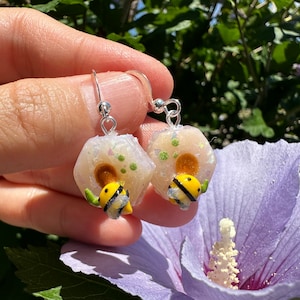 Bee and honeycomb dangling earrings, polymer clay bumble bee earrings,bee jewelry, mother&#39;s day gift, spring earrings, handmade bee earrings