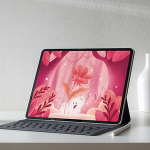 Puede incluir: Una tableta digital que muestra una ilustraci&oacute;n caprichosa de una flor y dos figuras blancas en un bosque rosa. La tableta est&aacute; sobre una funda de teclado con un l&aacute;piz &oacute;ptico, junto a una taza y jarrones blancos.