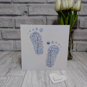 Novo cartão de bebê, cartão de boas-vindas para bebê, cores e palavras adequadas, imagem de arte com pegadas, cartão de nascimento personalizado, novos pais