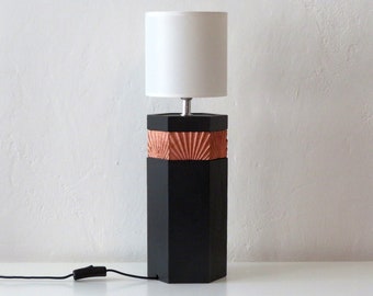 High table lamp with shell pattern