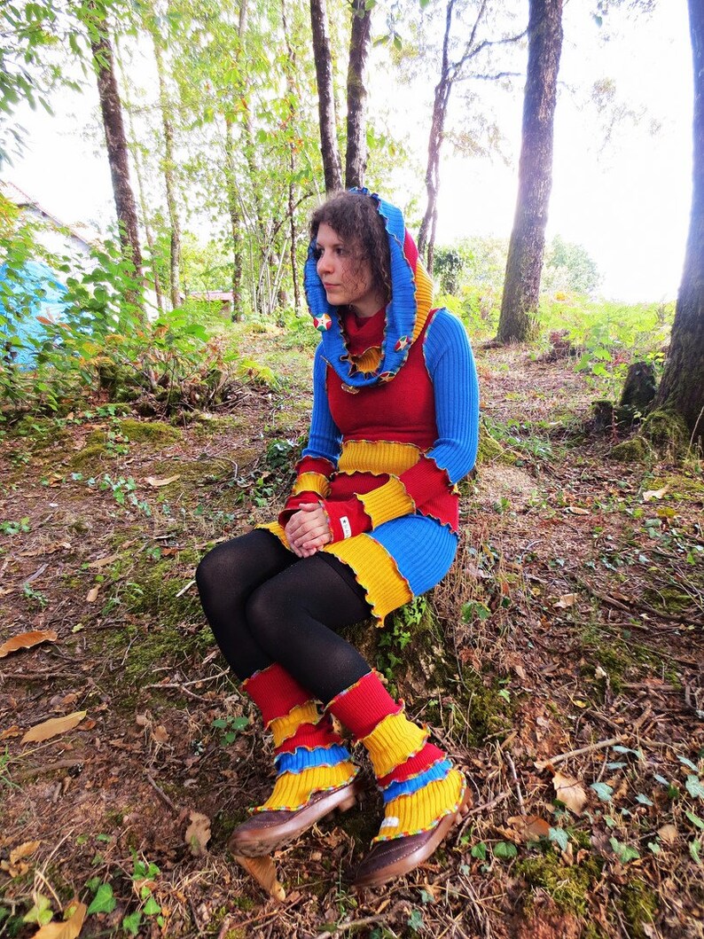Short, long-sleeved winter dress and large patchwork collar of recycled blue, yellow and red acrylic image 4
