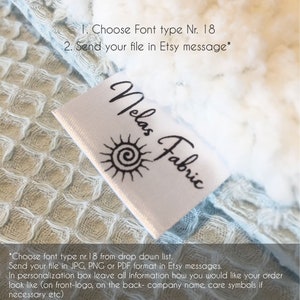 K&ouml;nnte beinhalten: Ein wei&szlig;es Etikett mit dem Text "Nelas Fabric" und einem Sonnensymbol. Das Etikett befindet sich auf einem hellblauen, strukturierten Stoff. Der Text "To PRINT your own DESIGN on labels" befindet sich oben im Bild. Der Text "1. Choose Font type Nr. 18" und "2. Send your file in Etsy message*" befindet sich unterhalb des Etiketts. Der Text "*Choose font type nr. 18 from drop down list. Send your file in JPG, PNG or PDF format in Etsy messages. In personalisation box leave all information how you would like your order look like (on front-logo, on the back- company name, care symbols if necessary etc) Digital mock up available after purchase on request." befindet sich unten im Bild.
