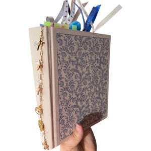 Biblia ESV con notas de estudio precargadas: Creada con oración, diseño floral único, herramienta para el camino de la fe y kit de inicio.