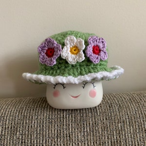 Crochet roses marshmallow mug hat