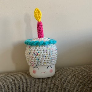 Crochet birthday marshmallow mug hat