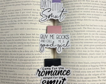 Op de afbeelding: Een set van vier stickers met zwarte tekst op een witte achtergrond. De stickers bevatten zinnen zoals "Dirty Little Smut", "Buy Me Books and Call Me a Good Girl" en "Came for the Romance Stayed for the Smut".